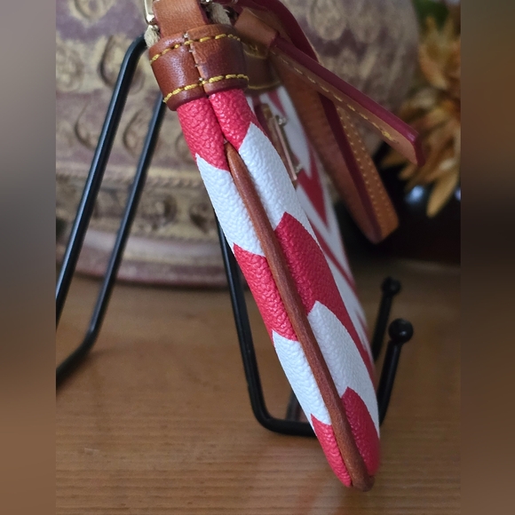 Dooney & Bourke Red and White Chevron Wristlet EUC! - Picture 6 of 15